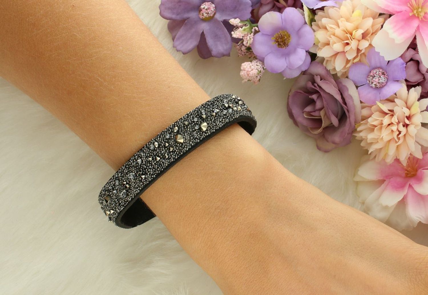 Elegancka bransoletka Swarovski Spark Alcantara BA 100-1 01 wykonana z czarnej alcantary, zdobiona kryształkami Swarovskiego. Długość 20 cm, z certyfikatem autentyczności.1.jpg